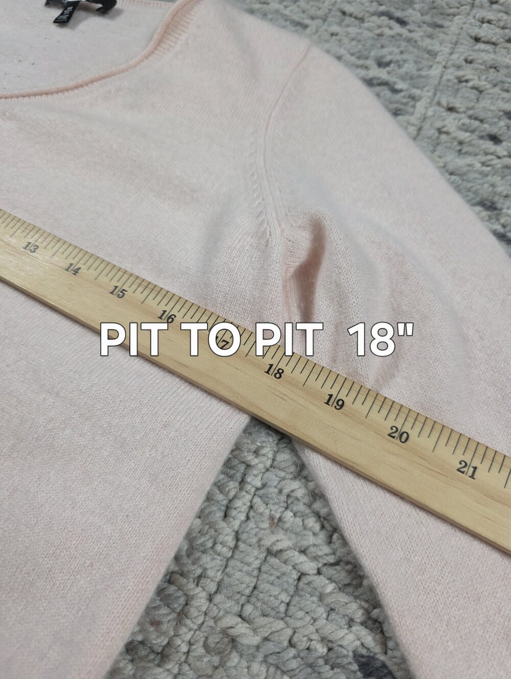 Saks Fifth Avenue 100% Cashmere Pale Pink V-Neck Sweater M NWOT Quiet Luxury - Picture 11 of 12